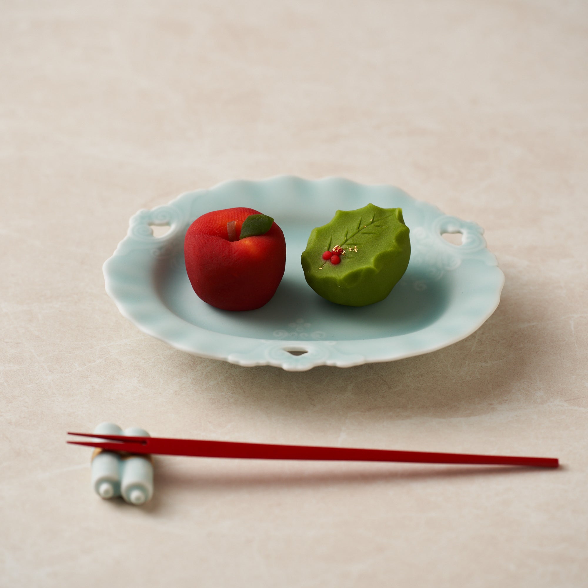 モイスト青磁 唐花三ツ穴 銘々皿 | 畑萬陶苑 ONLINE SHOP