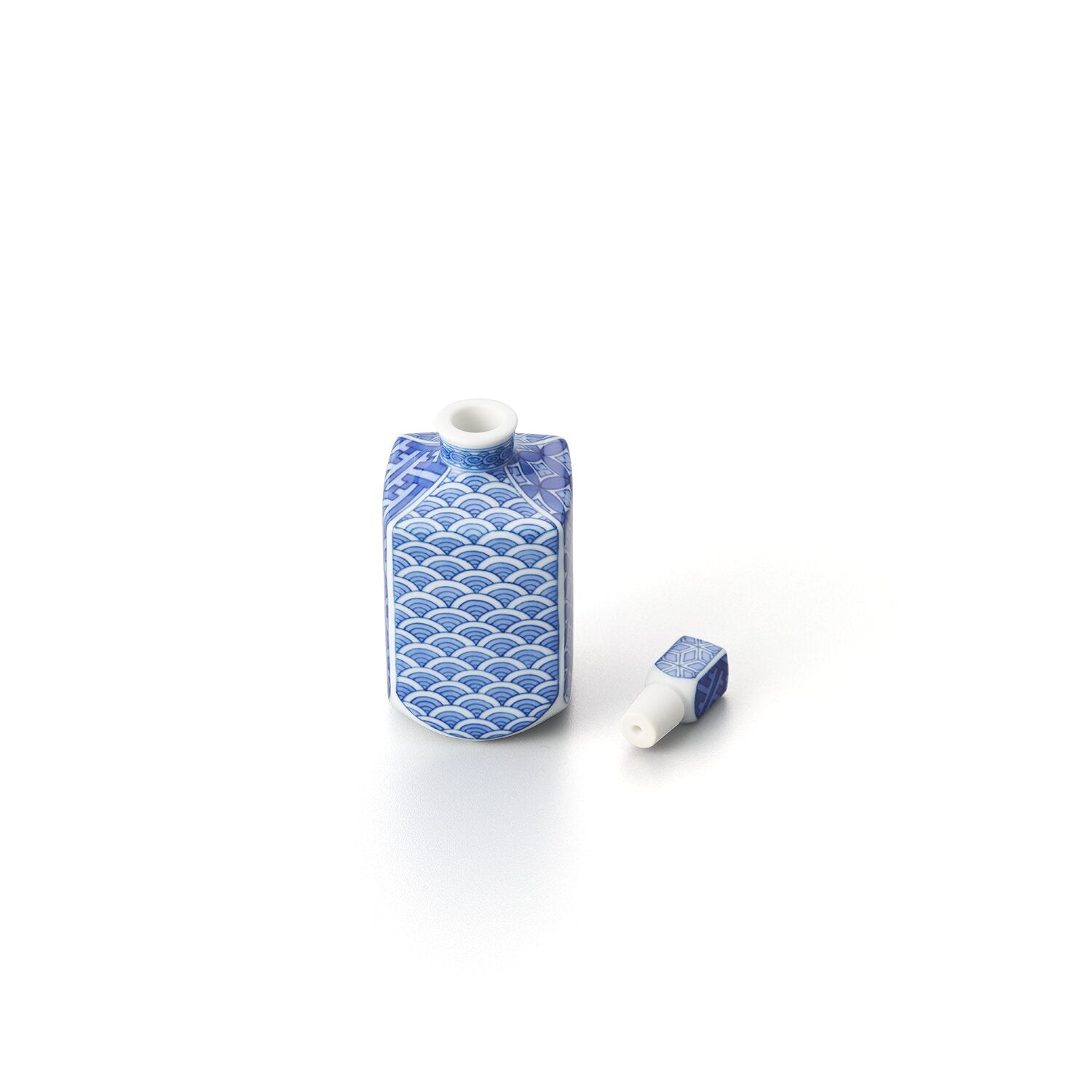 鍋島 地紋尽くし文 角香水瓶 | 畑萬陶苑 ONLINE SHOP